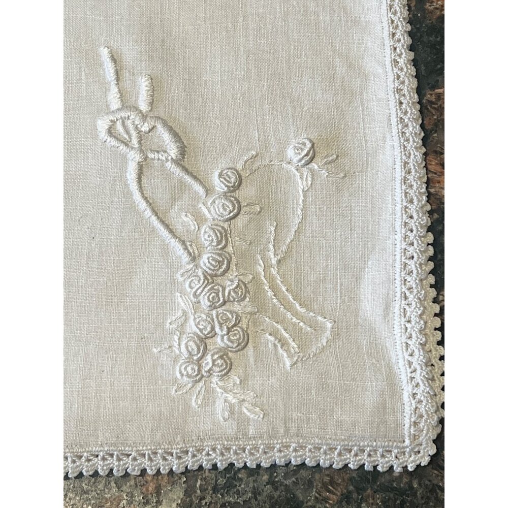 White Linen Napkins With Hand Embroidered Floral Basket Design & Lacey Edging Se - Picture 8 of 10